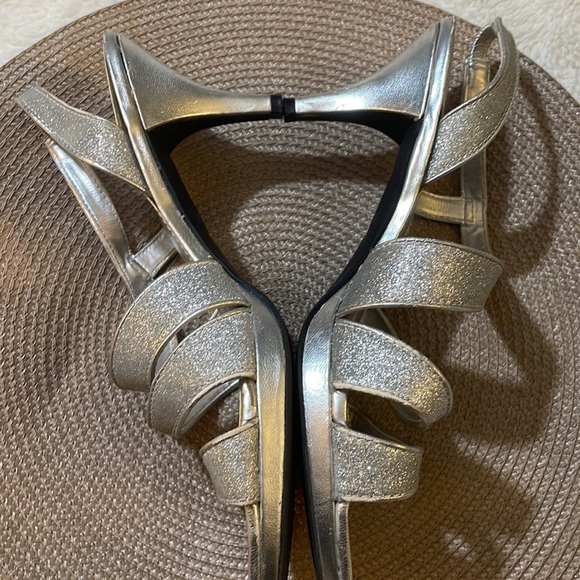 Apt. 9 Silver Heels‎ - Picture 3 of 8